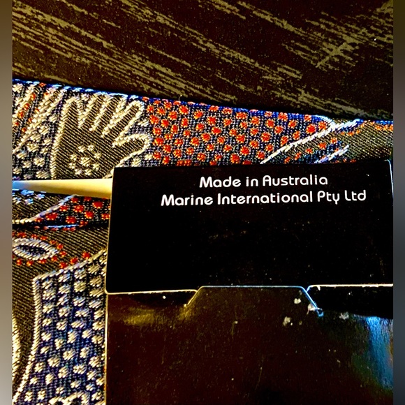 Tie & pin! NWT Australian. Easy to clean & care for: 100% polyester🤓👍🏼 - Picture 5 of 6